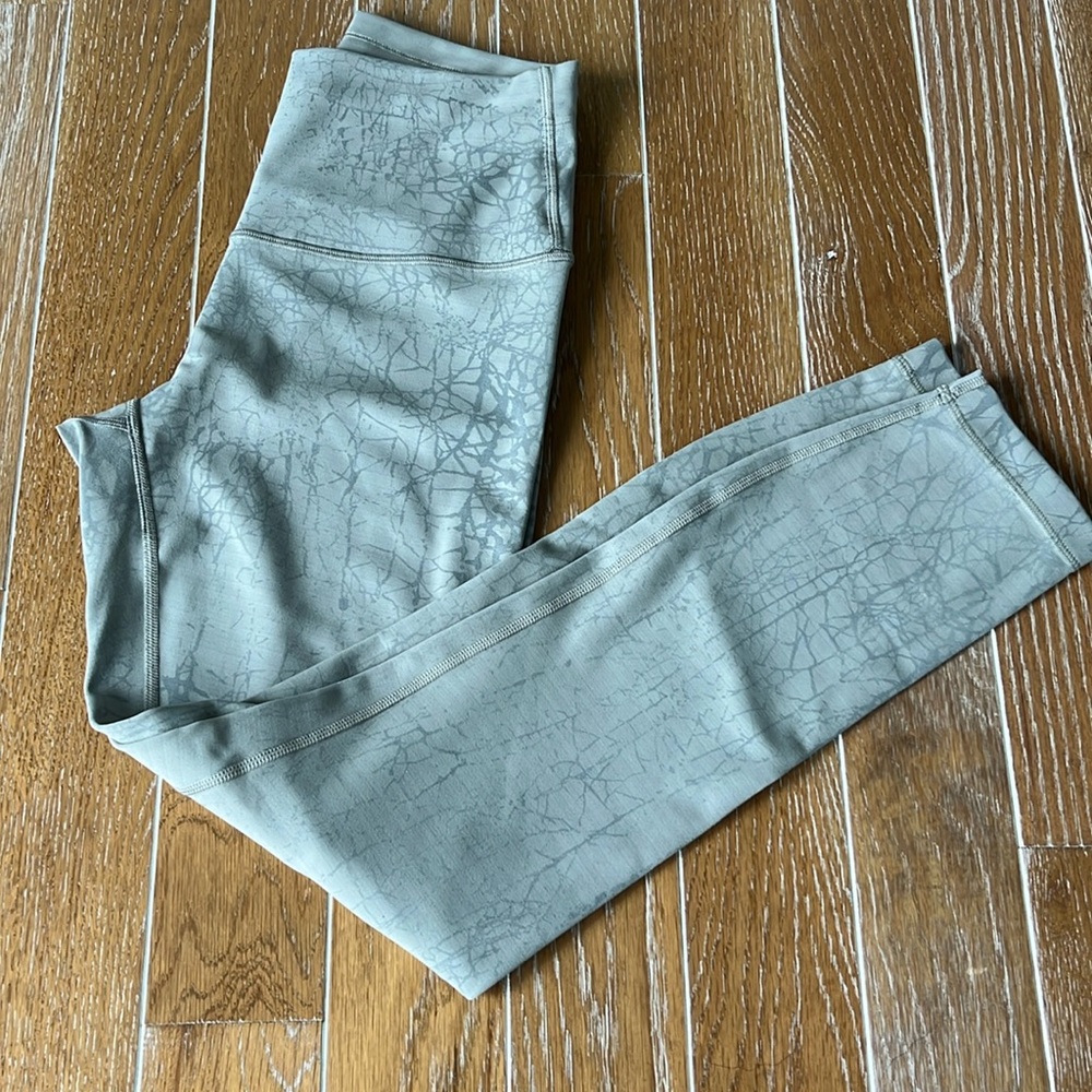 Worn once NEW condition Lululemon Size 4 high waisted green crackle leggings